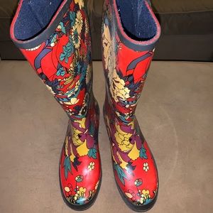 knee high rain boots